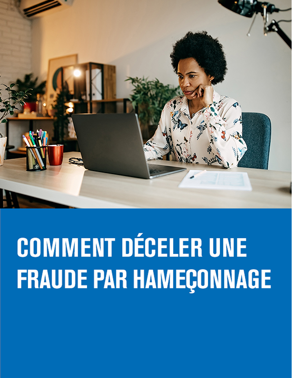 Une femme assise devant un ordinateur portatif. Titre de l’article – Comment déceler une fraude par hameçonnage. 